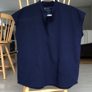 Women’s FIGS Rafaela Oversized Scrub Top in Navy. Size small.